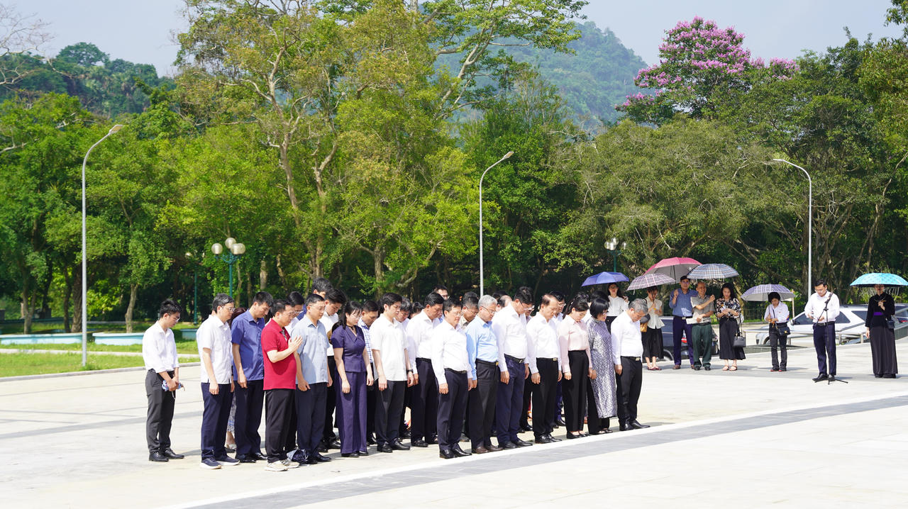 Bộ trưởng Hoàng Thanh Tùng và các lãnh đạo Bộ Tư pháp dâng hương tại Khu di tích Tuyên Quang
