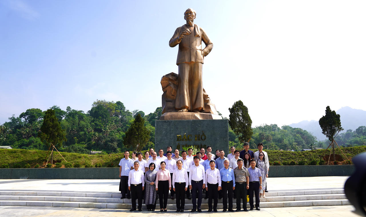 Bộ trưởng Hoàng Thanh Tùng và các lãnh đạo Bộ Tư pháp dâng hương tại Khu di tích Tuyên Quang