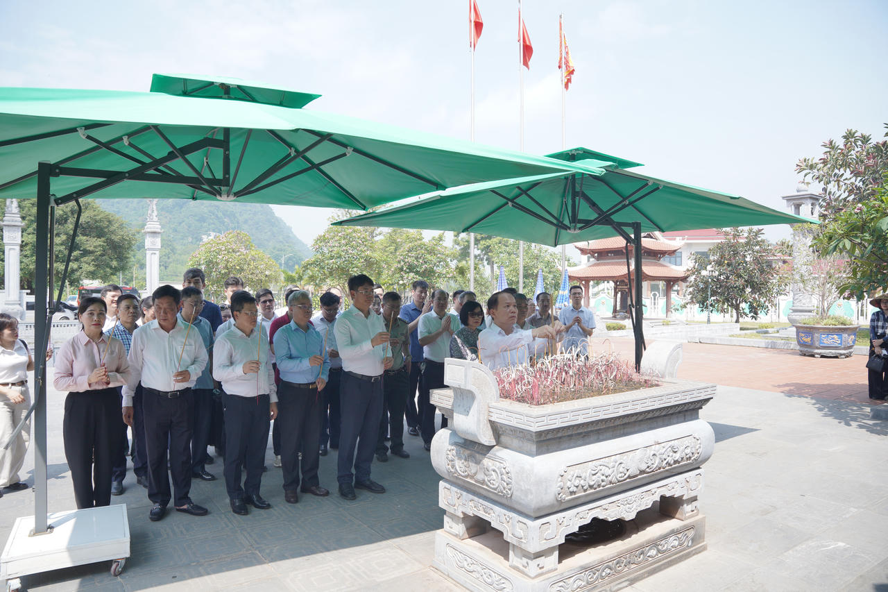 Bộ trưởng Hoàng Thanh Tùng và các lãnh đạo Bộ Tư pháp dâng hương tại Khu di tích Tuyên Quang