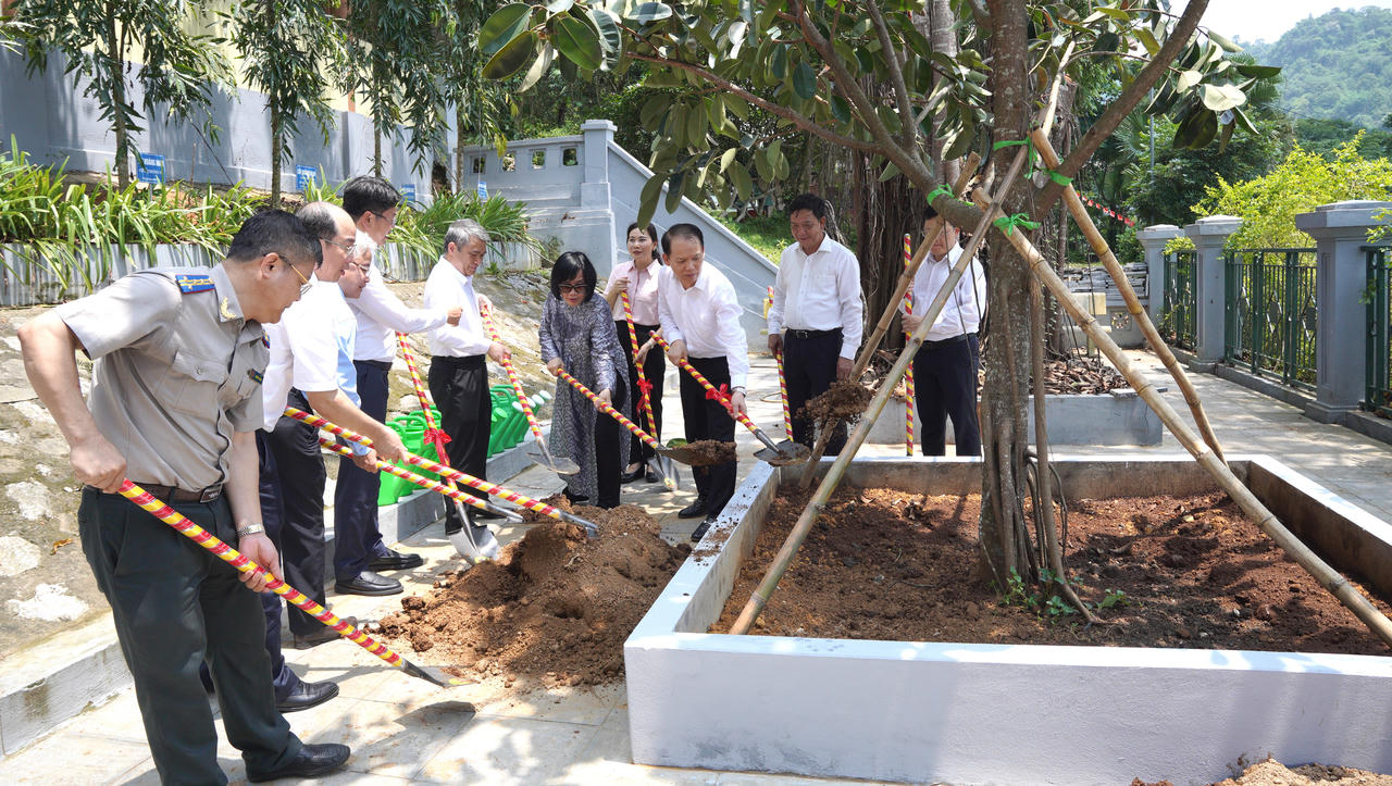 Bộ trưởng Hoàng Thanh Tùng và các lãnh đạo Bộ Tư pháp dâng hương tại Khu di tích Tuyên Quang