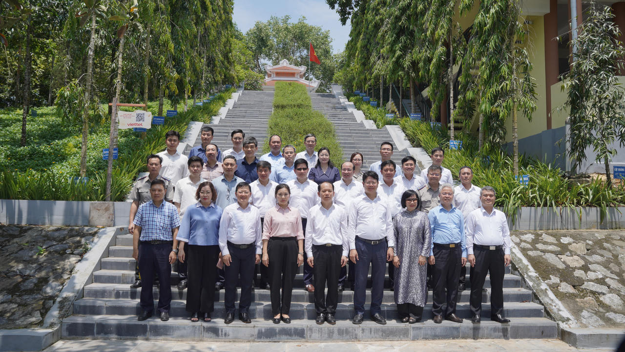 Đo&agrave;n đại biểu Bộ Tư ph&aacute;p chụp h&igrave;nh lưu niệm chuyến h&agrave;nh tr&igrave;nh về nguồn. Ảnh: Đức Mạnh.