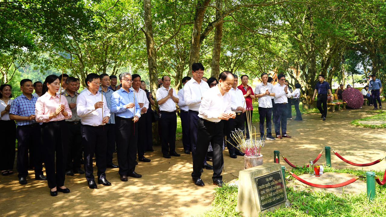 Bộ trưởng Hoàng Thanh Tùng và các lãnh đạo Bộ Tư pháp dâng hương tại Khu di tích Tuyên Quang
