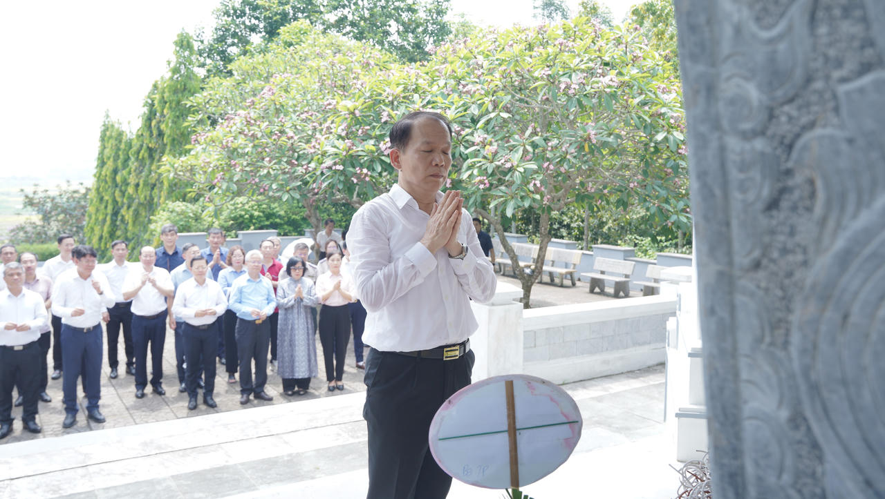 Bộ trưởng Hoàng Thanh Tùng và các lãnh đạo Bộ Tư pháp dâng hương tại Khu di tích Tuyên Quang