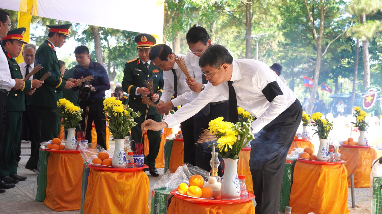 Thủ tướng Ch&iacute;nh phủ L&ecirc; Minh Hưng c&ugrave;ng c&aacute;c đại biểu d&acirc;ng hương tưởng niệm c&aacute;c Anh h&ugrave;ng liệt sĩ tại Nghĩa trang Liệt sĩ Quốc gia Đường 9.