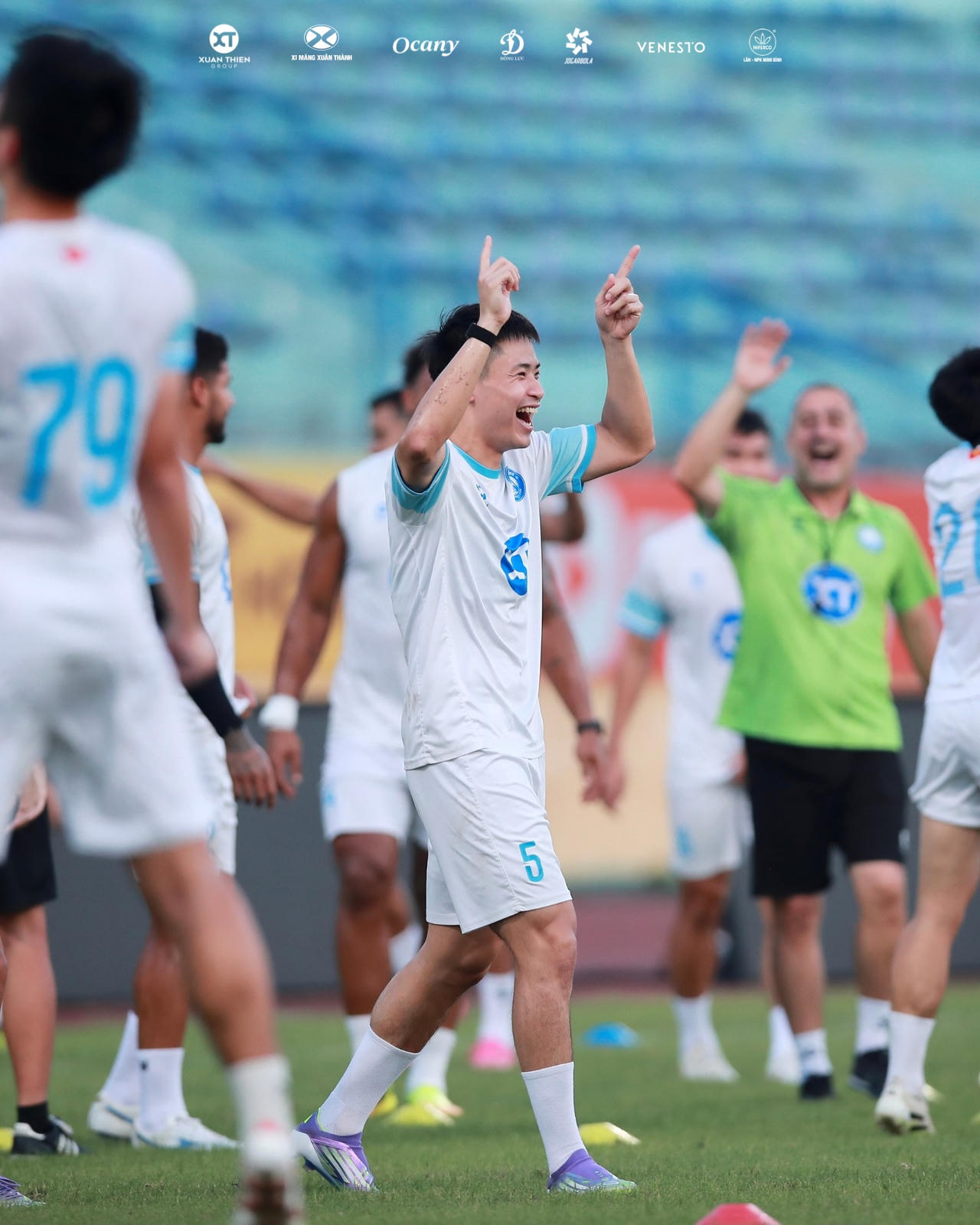 C&aacute;c cầu thủ Nam Định vui vẻ trước trận đấu với H&agrave; Nội FC. (Ảnh TXNĐ)