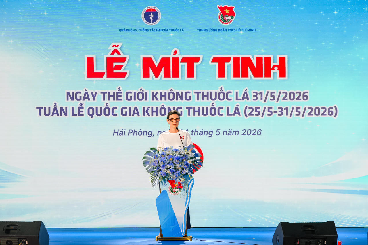 Tiến sĩ Angela Pratt ph&aacute;t biểu tại buổi lễ