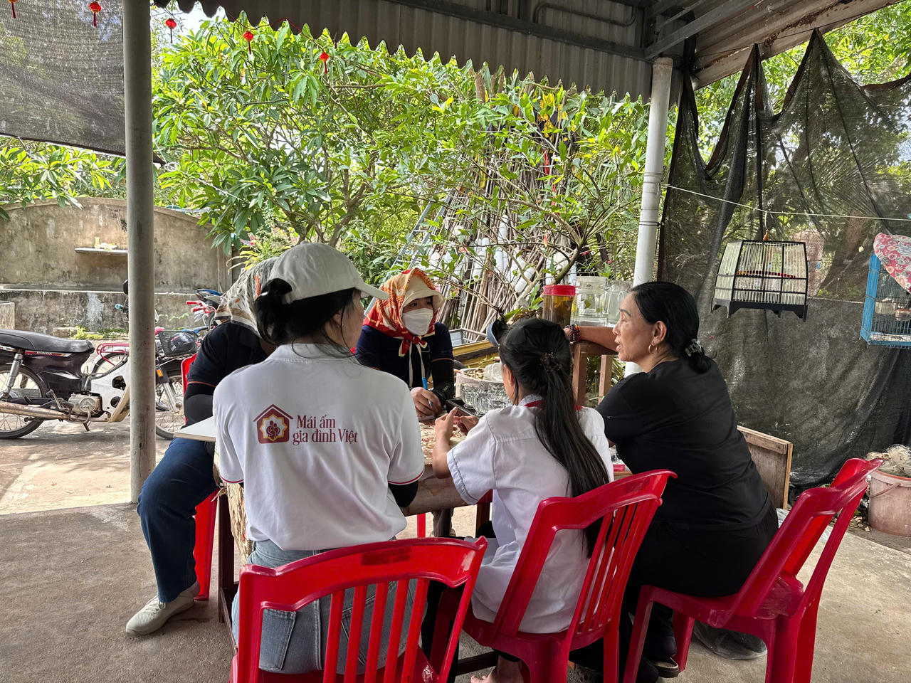 Ekip chương tr&igrave;nh M&aacute;i ấm gia đ&igrave;nh Việt khảo s&aacute;t nh&acirc;n vật tại c&aacute;c tỉnh khu vực Bắc Trung Bộ.