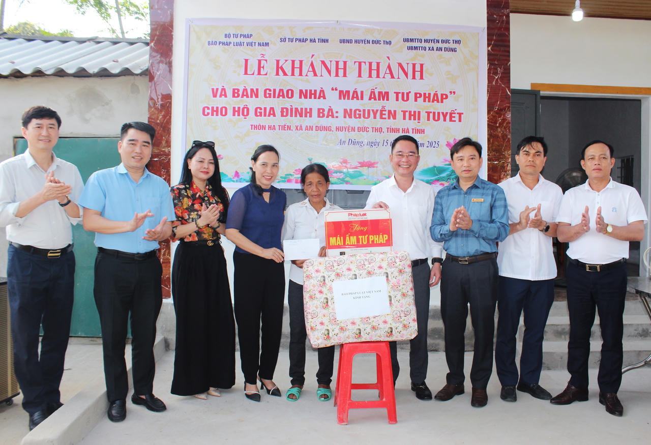 B&aacute;o Ph&aacute;p luật Việt Nam c&ugrave;ng c&aacute;c nh&agrave; t&agrave;i trợ, đơn vị đồng h&agrave;nh, bạn đọc... trao tặng nhiều M&aacute;i ấm Tư ph&aacute;p.