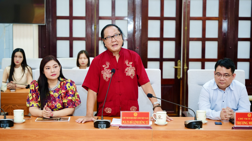 PGS. TS Đỗ Lệnh H&ugrave;ng T&uacute;, Chủ tịch Hội Điện ảnh Việt Nam trao đổi tại buổi l&agrave;m việc