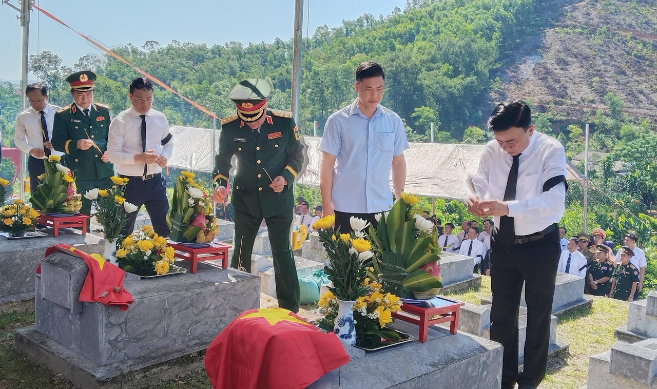 Thường trực Ban B&iacute; thư Trần Cẩm T&uacute; thắp hương tại phần mộ c&aacute;c liệt sĩ.