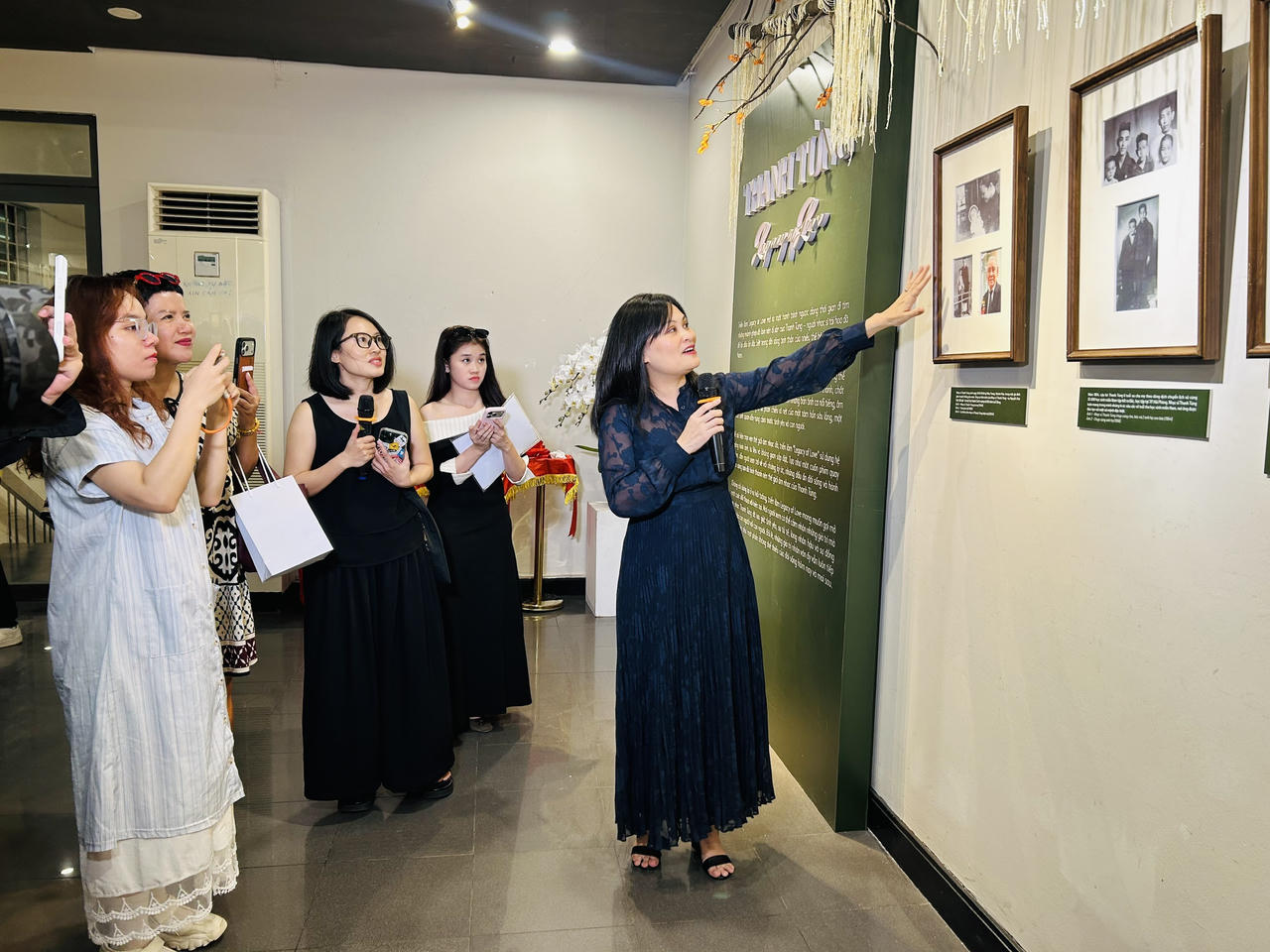 Chị Bạch Dương, con g&aacute;i nhạc sĩ Thanh T&ugrave;ng giới thiệu về triển l&atilde;m &ldquo;Thanh T&ugrave;ng - Di sản của t&igrave;nh y&ecirc;u- &ldquo;Legacy of love&rdquo; (Ảnh: Th&ugrave;y Dương).
