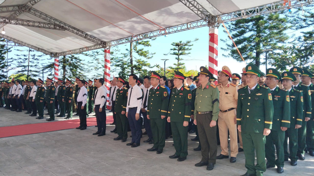 C&aacute;c đại biểu dự lễ truy điệu v&agrave; an t&aacute;ng h&agrave;i cốt 9 liệt sỹ qu&acirc;n t&igrave;nh nguyện v&agrave; chuy&ecirc;n gia Việt Nam hy sinh tại nước CHDCND L&agrave;o.