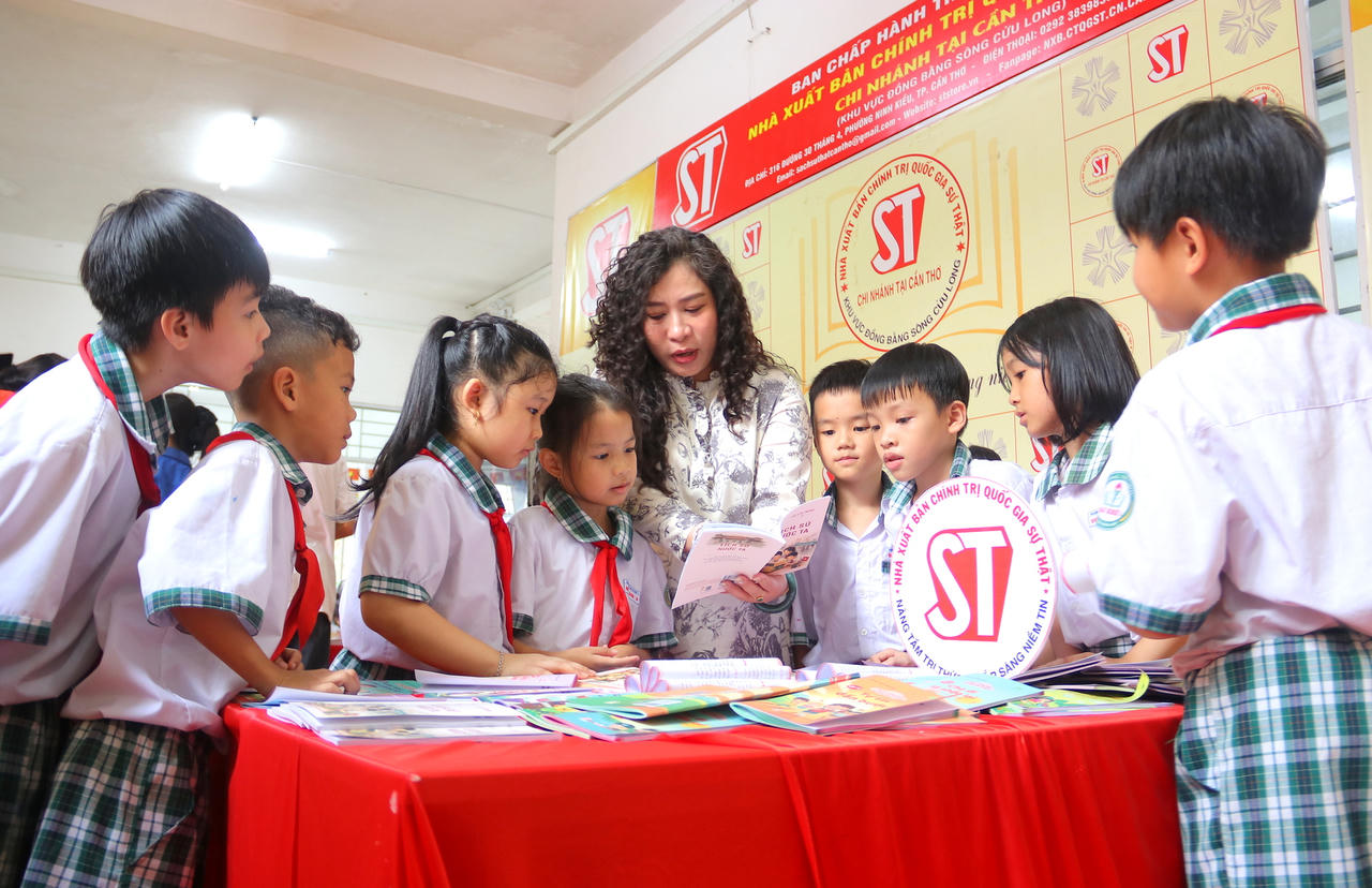 B&agrave; Phạm Vũ Phương Linh - Gi&aacute;m đốc Chi nh&aacute;nh Nh&agrave; xuất bản Ch&iacute;nh trị quốc gia Sự thật tại Cần Thơ giới thiệu với c&aacute;c em học về quyển s&aacute;ch&nbsp;&ldquo;Lịch sử nước ta&rdquo; của Chủ tịch Hồ Ch&iacute; Minh