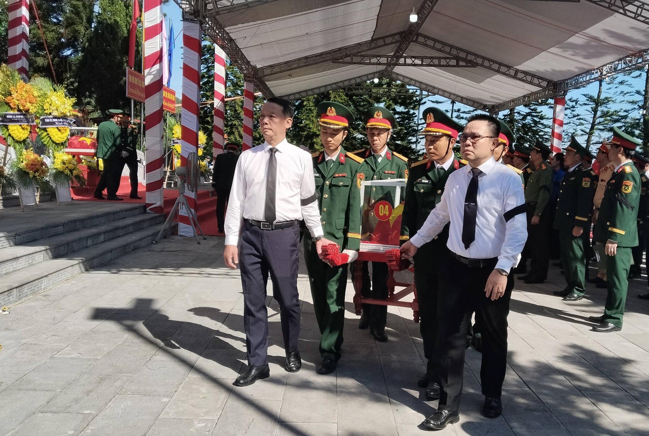 Chủ tịch UBND tỉnh H&agrave; Tĩnh Phan Thi&ecirc;n Định c&ugrave;ng Ph&oacute; Chủ tịch Ủy ban ch&iacute;nh quyền tỉnh, Trưởng ban C&ocirc;ng t&aacute;c đặc biệt tỉnh Bolikhamxay-Khun Phả xay di chuyển h&agrave;i cốt c&aacute;c liệt sĩ tới an t&aacute;ng tại c&aacute;c phần mộ.
