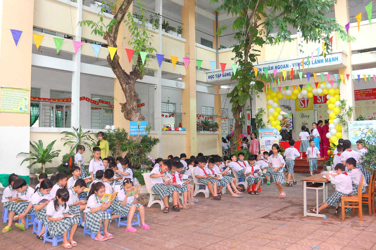 Học sinh th&iacute;ch th&uacute; với kh&ocirc;ng gian hội s&aacute;ch ch&agrave;o h&egrave;