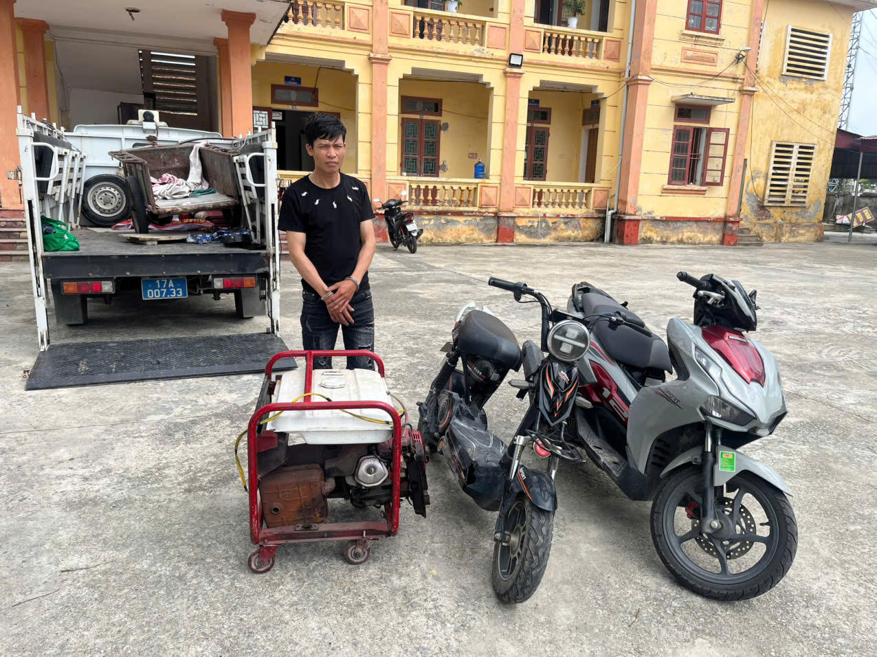 Đối tượng Nguyễn Văn Hưng v&agrave; tang vật thu giữ (Ảnh C&ocirc;ng an tỉnh Hưng Y&ecirc;n)