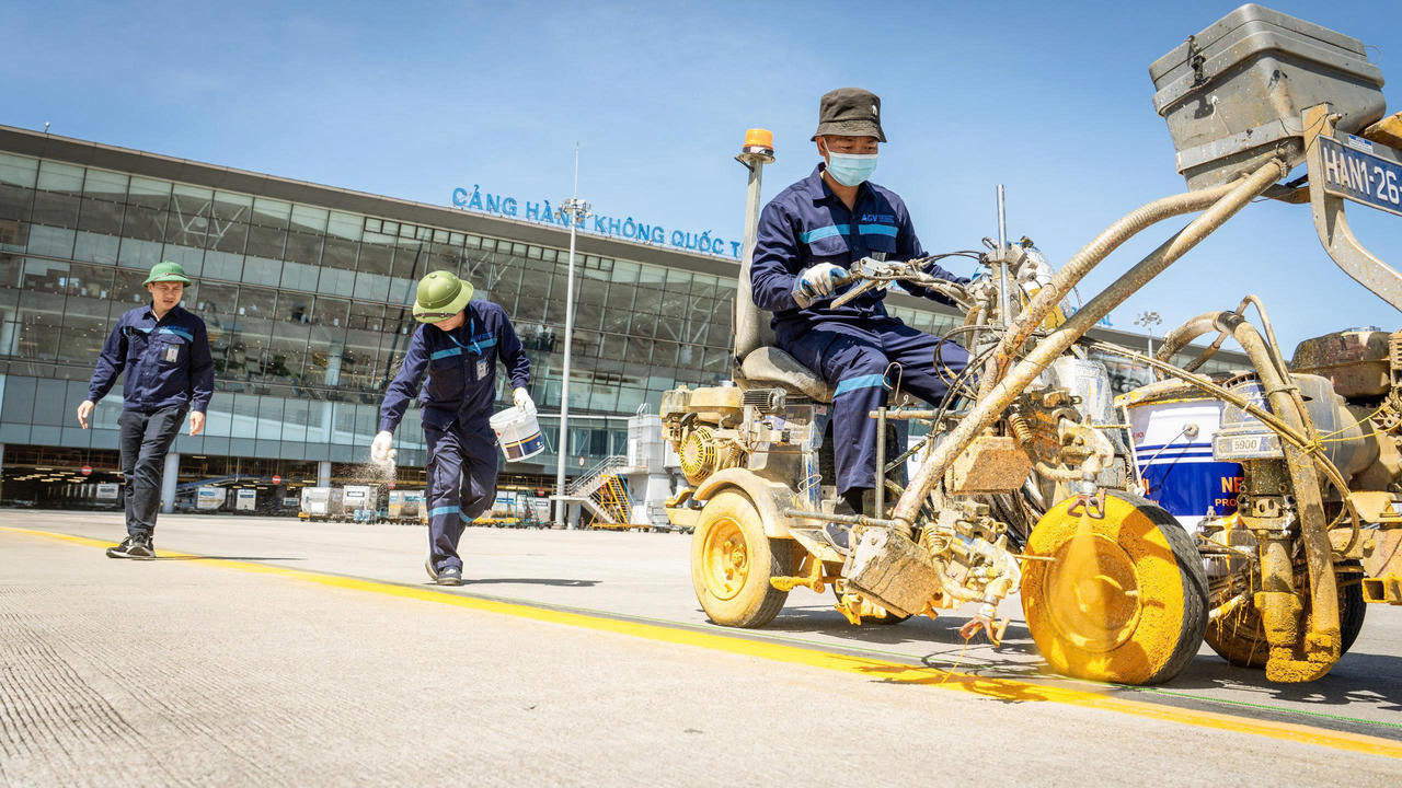 Hoạt động đảm bảo an to&agrave;n bay diễn ra thế n&agrave;o khi s&acirc;n bay Nội B&agrave;i l&ecirc;n đến 71&deg;C?