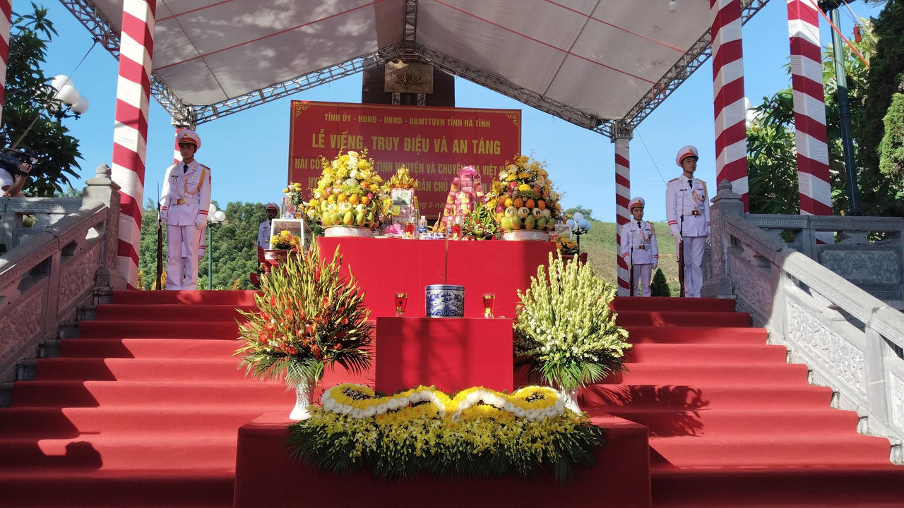 Lễ truy điệu v&agrave; an t&aacute;ng h&agrave;i cốt 9 liệt sỹ qu&acirc;n t&igrave;nh nguyện v&agrave; chuy&ecirc;n gia Việt Nam hy sinh tại nước CHDCND L&agrave;o.