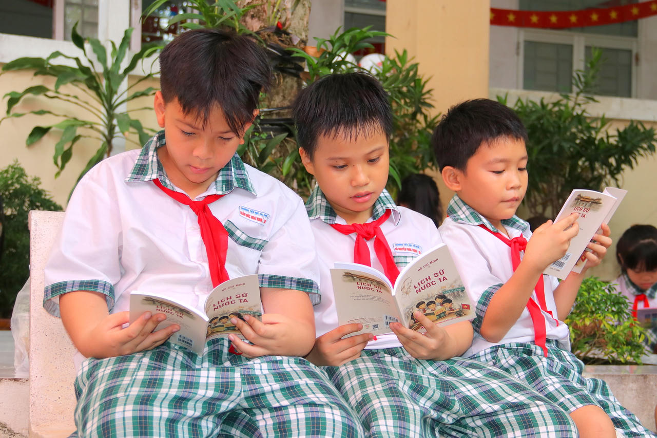 C&aacute;c em học sinh th&iacute;ch th&uacute; v&agrave; lựa chọn phi&ecirc;n bản truyện tranh t&ocirc; m&agrave;u t&aacute;c phẩm &ldquo;Lịch sử nước ta&rdquo; của Chủ tịch Hồ Ch&iacute; Minh