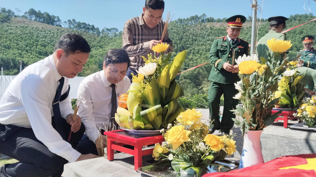 L&atilde;nh đạo x&atilde; Tứ Mỹ&nbsp;thắp hương tại phần mộ c&aacute;c liệt sĩ.