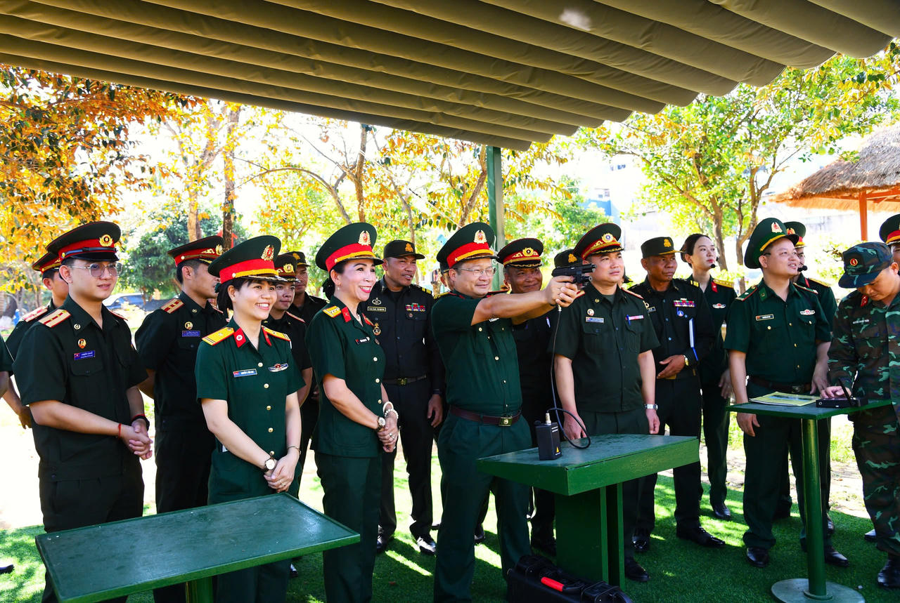 Sĩ quan trẻ Quân đội 3 nước Việt Nam - Lào - Campuchia dâng hương tưởng niệm Chủ tịch Hồ Chí Minh