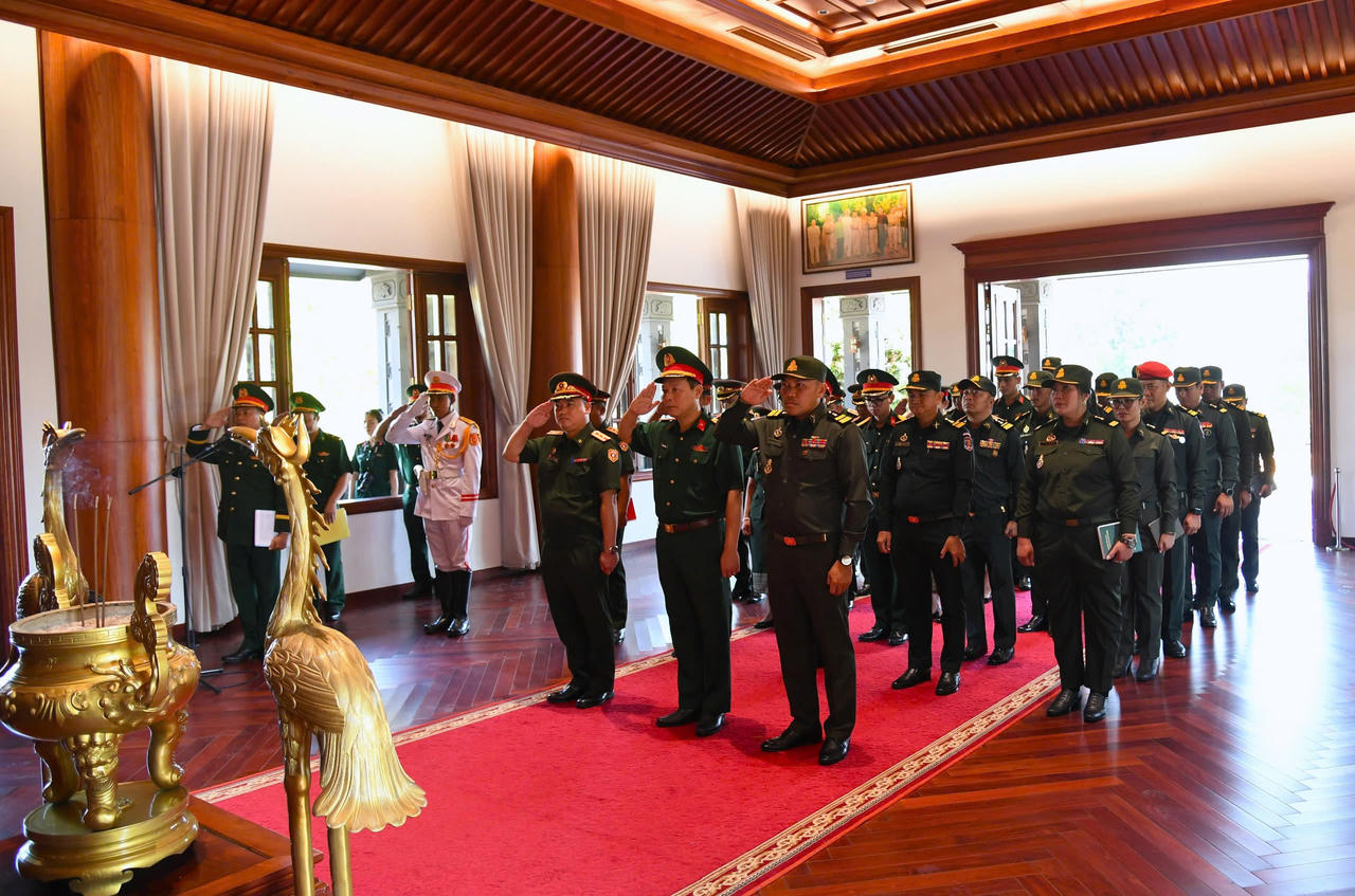 Đo&agrave;n sĩ quan trẻ Qu&acirc;n đội 3 nước Việt Nam- L&agrave;o- Campuchia d&acirc;ng hoa, d&acirc;ng hương tưởng niệm Chủ tịch Hồ Ch&iacute; Minh