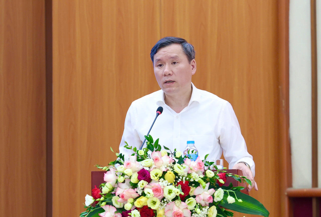 GS.TS L&ecirc; Văn Lợi, Ủy vi&ecirc;n Trung ương Đảng, Chủ tịch Viện H&agrave;n l&acirc;m Khoa học x&atilde; hội Việt Nam ph&aacute;t biểu kết luận.