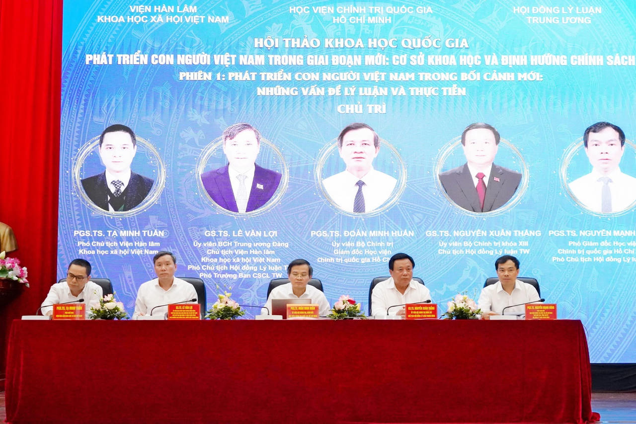 Chủ tr&igrave; Hội thảo.