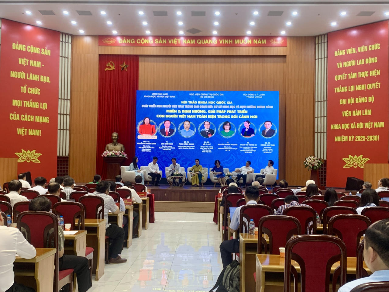 Phi&ecirc;n Hội thảo b&agrave;n tr&ograve;n.