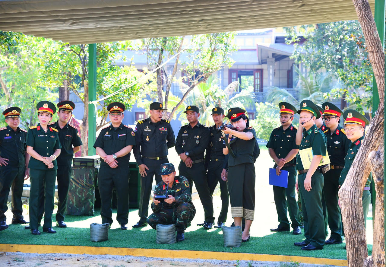 Sĩ quan trẻ Quân đội 3 nước Việt Nam - Lào - Campuchia dâng hương tưởng niệm Chủ tịch Hồ Chí Minh