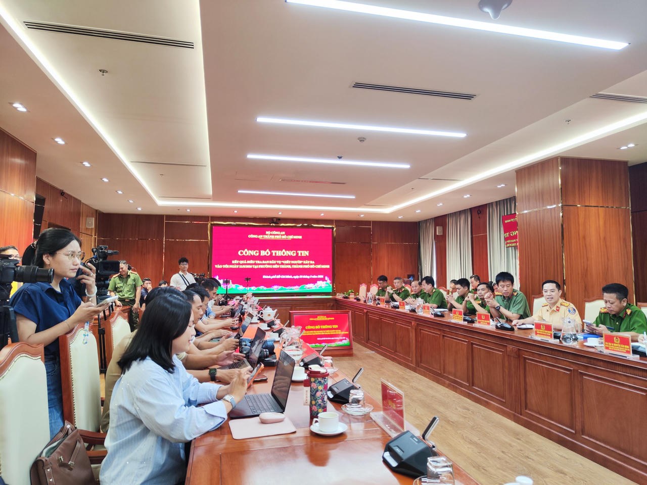 Buổi họp b&aacute;o th&ocirc;ng tin một số kết quả điều tra ban đầu vụ &aacute;n giết người xảy ra v&agrave;o tối ng&agrave;y 21/5 tại phường Bến Th&agrave;nh.