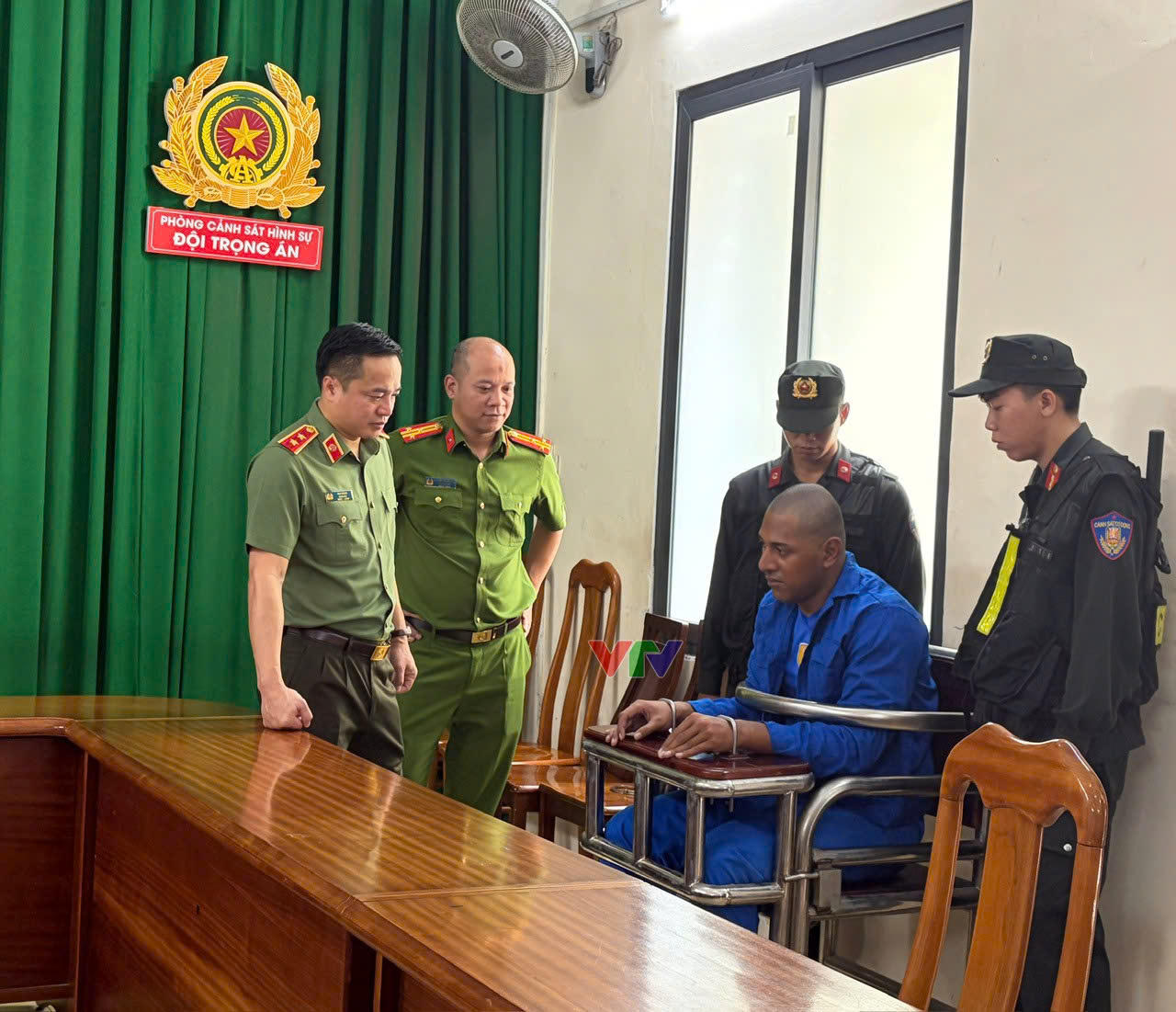 Trung tướng Mai Ho&agrave;ng, Gi&aacute;m đốc C&ocirc;ng an TP Hồ Ch&iacute; Minh lấy lời khai đối tượng  Vaa Vaa (Quốc tịch Samoa). Ảnh CATP cung cấp.