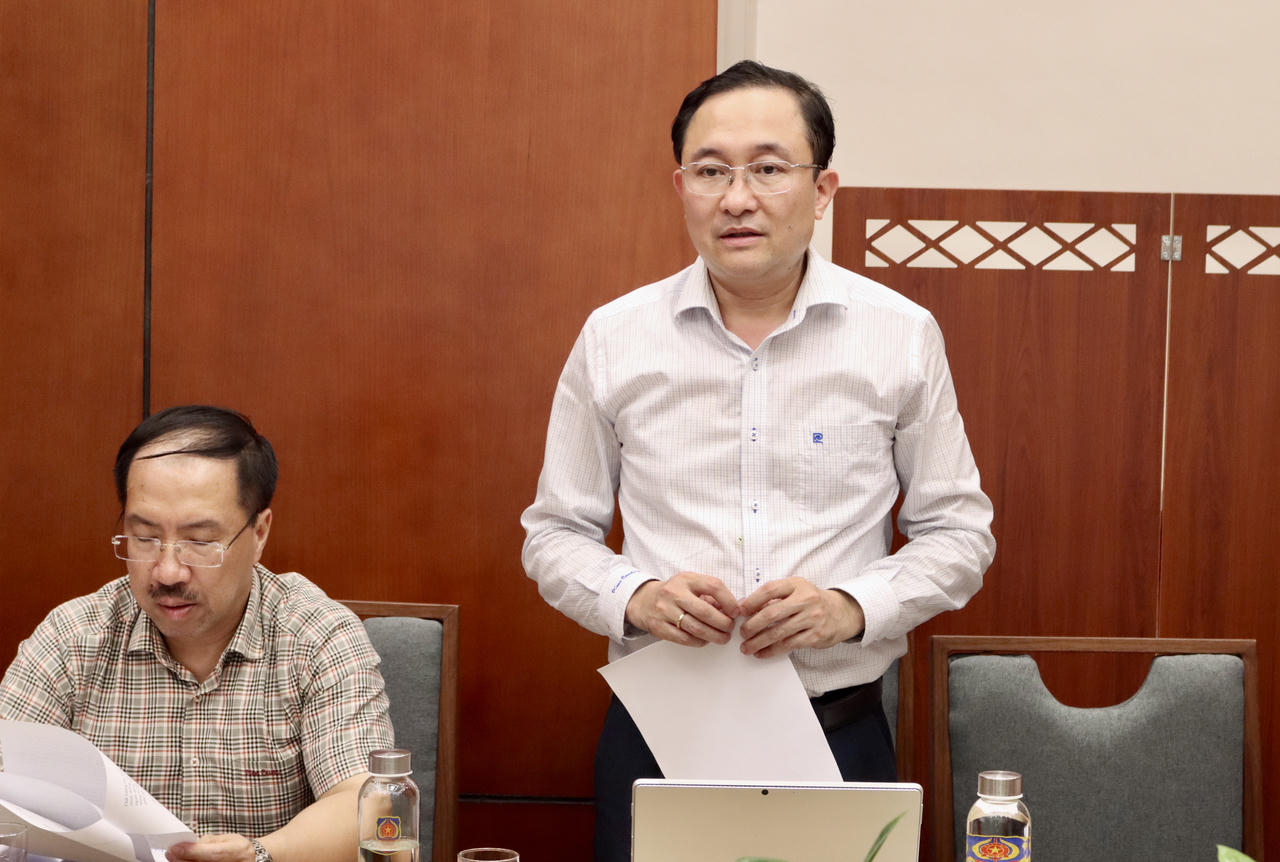 Ph&oacute; Cục trưởng Cục PBGDPL&amp;amp;TGPL Phan Hồng Nguy&ecirc;n b&aacute;o c&aacute;o kết quả vận h&agrave;nh Cổng Ph&aacute;p luật quốc gia.