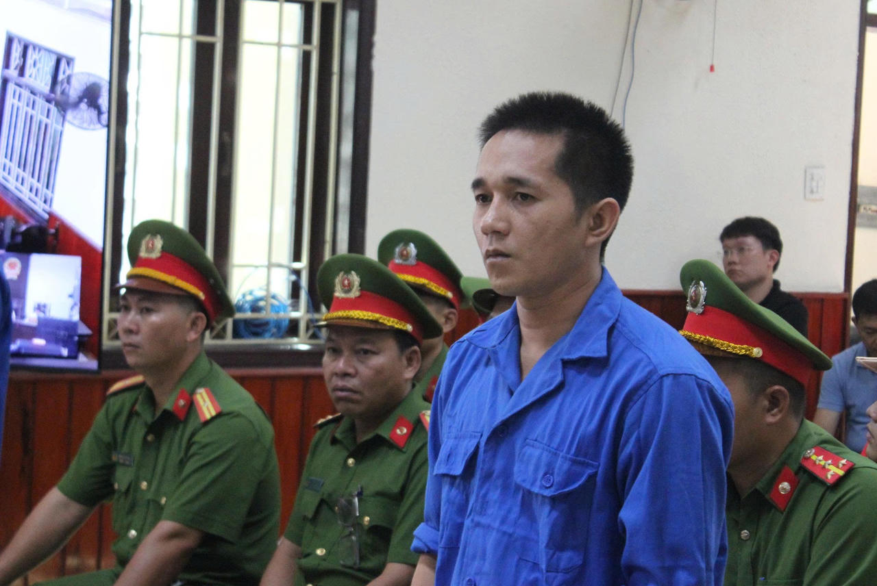 Bị c&aacute;o L&ecirc; Văn &Acirc;n tại phi&ecirc;n t&ograve;a x&eacute;t xử.