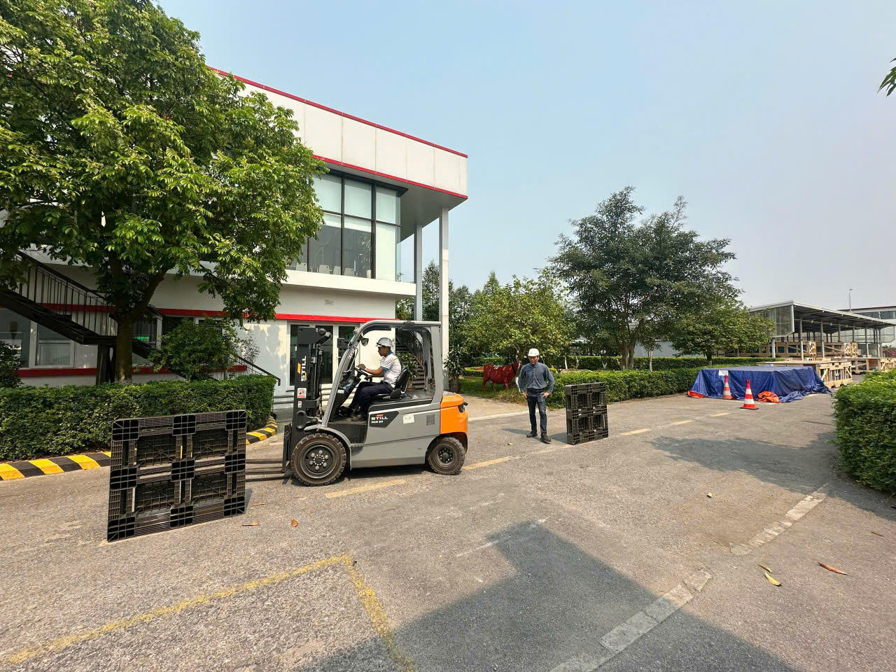 Đối với người lao động ngo&agrave;i trời, cần sắp xếp thời gian l&agrave;m việc hợp l&yacute;, ưu ti&ecirc;n v&agrave;o s&aacute;ng sớm hoặc chiều muộn. (Ảnh: PV)