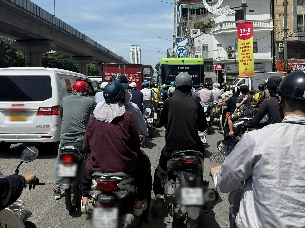 Khuyến c&aacute;o người d&acirc;n hạn chế ra ngo&agrave;i trong khoảng thời gian từ 10h đến 16h. (Ảnh: PV)