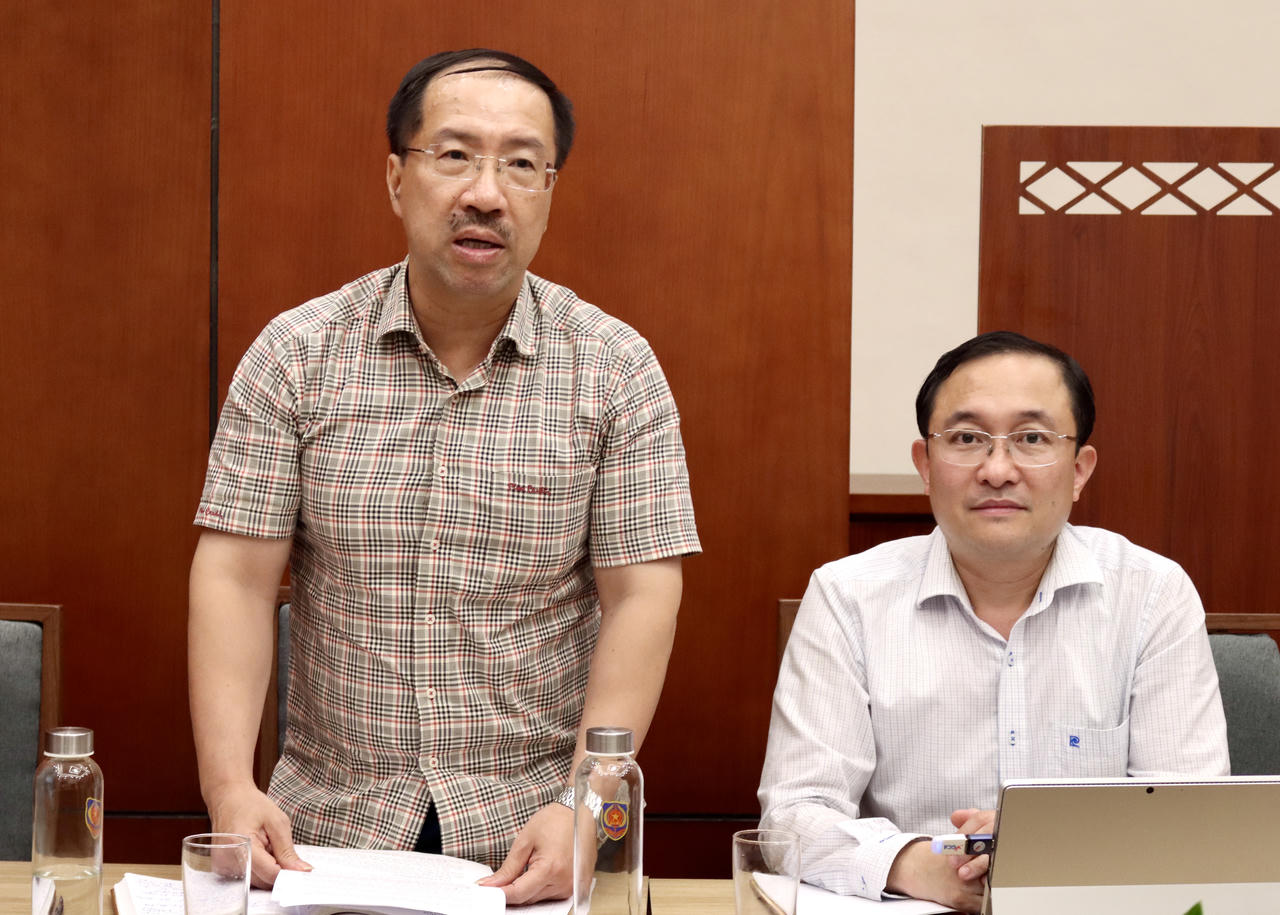 Cục trưởng Cục PBGDPL&amp;amp;TGPL C&ugrave; Thu Anh ph&aacute;t biểu tại buổi l&agrave;m việc.