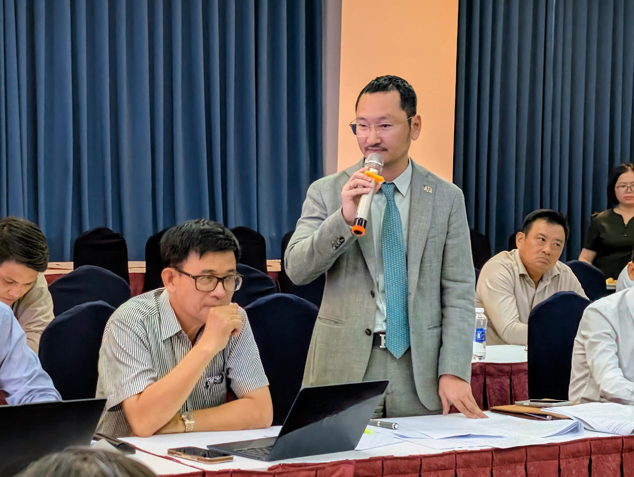 Nhiều &yacute; kiến cũng đ&oacute;ng g&oacute;p x&aacute;c đ&aacute;ng về ti&ecirc;u chuẩn luật sư, luật sư tập sự; th&aacute;o gỡ r&agrave;o cản thủ tục h&agrave;nh ch&iacute;nh l&agrave;m triệt ti&ecirc;u quyền của luật sư...