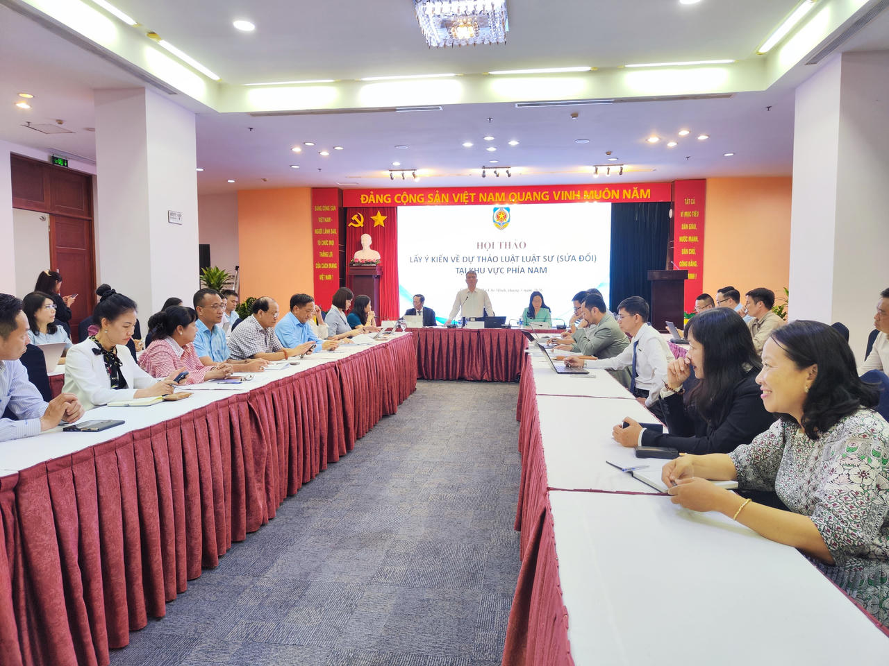 Hội thảo ở khu vực ph&iacute;a Nam nhằm lấy &yacute; kiến ho&agrave;n thiện Dự thảo Luật Luật sư (sửa đổi).