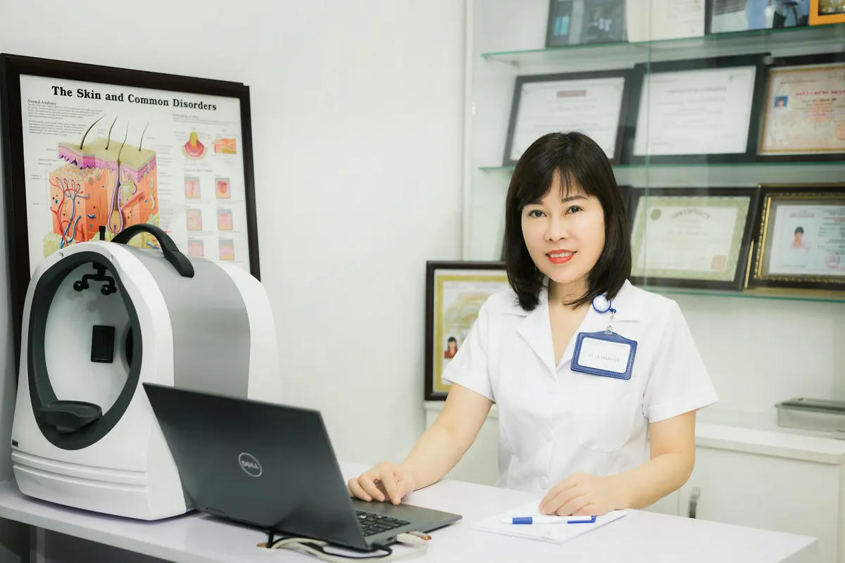 B&aacute;c sĩ L&atilde; Thanh H&agrave;, Chủ nhiệm khoa Da liễu tại Học viện Y Dược Cổ Truyền Việt Nam&nbsp;