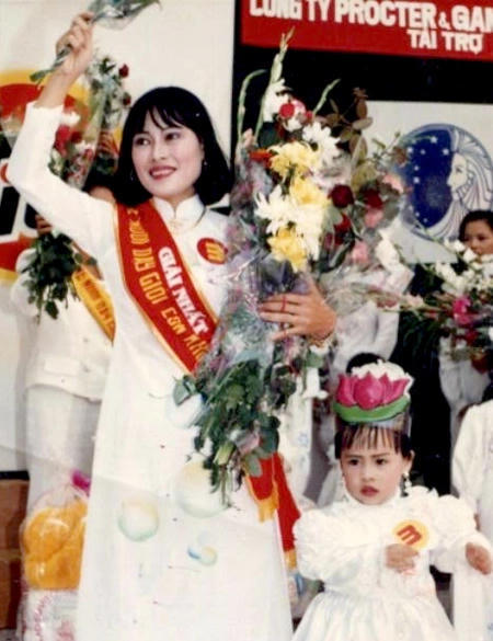Bác sĩ Lã Thanh Hà và con gái đ&acirc;̀u (T&ocirc;n H&agrave; Anh) đạt giải nhất Mẹ nu&ocirc;i dạy con khỏe ngoan năm 1995. Ảnh: NVCC.