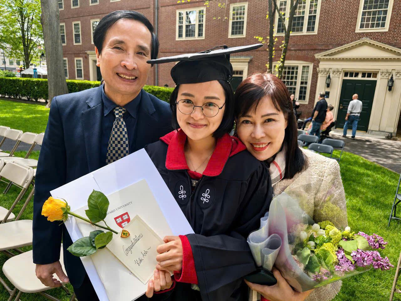 T&ocirc;n Hi&ecirc;̀n Anh cùng b&ocirc;́ và mẹ tại l&ecirc;̃ t&ocirc;́t nghi&ecirc;̣p Đại học Harvard. Ảnh: NVCC