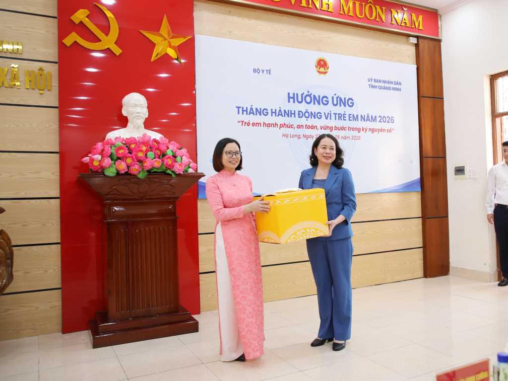 Ph&oacute; Chủ tịch nước V&otilde; Thị &Aacute;nh Xu&acirc;n tặng qu&agrave; Trung t&acirc;m trợ gi&uacute;p x&atilde; hội tỉnh Quảng Ninh.