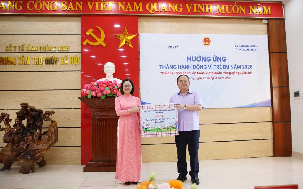 B&iacute; thư Tỉnh ủy Quảng Ninh Quản Minh Cường tặng qu&agrave; cho Trung t&acirc;m trợ gi&uacute;p x&atilde; hội tỉnh.