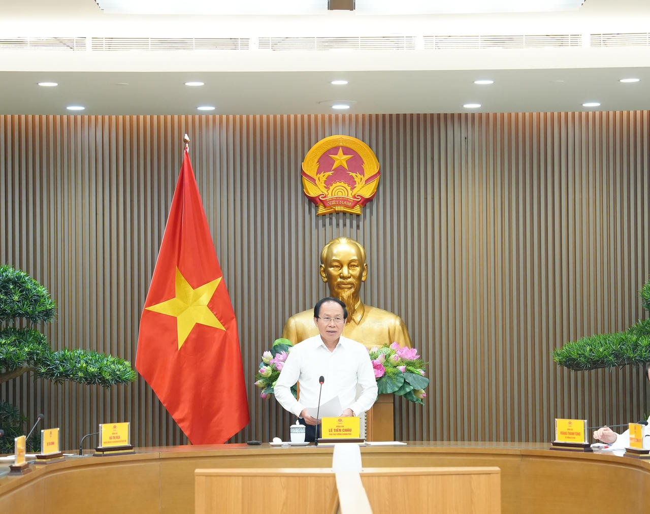 Ph&oacute; Thủ tướng L&ecirc; Tiến Ch&acirc;u kết luận cuộc họp.
