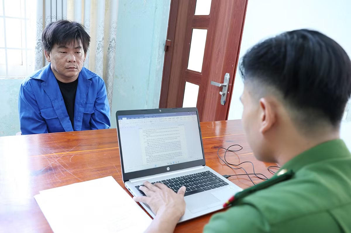 C&aacute;n bộ C&ocirc;ng an tống đạt quyết định khởi tố bị can đối với L&ecirc; Ngọc Đức.