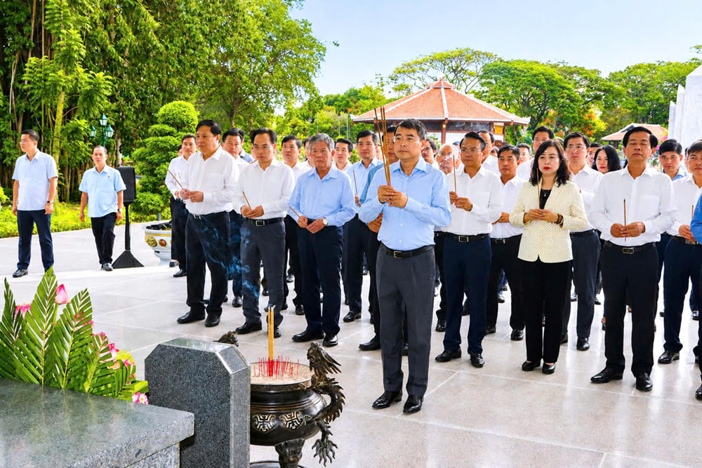 Thủ tướng L&ecirc; Minh Hưng v&agrave; đo&agrave;n c&ocirc;ng t&aacute;c d&acirc;ng hương tới Cụ Ph&oacute; bảng Nguyễn Sinh Sắc. (Ảnh:&nbsp;dongthap.gov.vn)