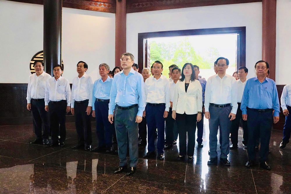 Thủ tướng L&ecirc; Minh Hưng v&agrave; đo&agrave;n c&ocirc;ng t&aacute;c b&agrave;y tỏ l&ograve;ng biết ơn s&acirc;u sắc tới Cụ Ph&oacute; bảng Nguyễn Sinh Sắc. (Ảnh: dongthap.gov.vn)