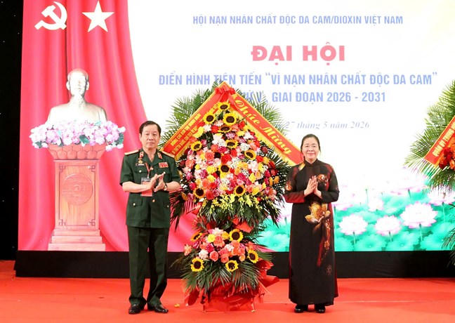 B&agrave; B&ugrave;i Thị Minh Ho&agrave;i, Ủy vi&ecirc;n Bộ Ch&iacute;nh trị, B&iacute; thư Trung ương Đảng, Chủ tịch Ủy ban Trung ương MTTQ Việt Nam tặng hoa ch&uacute;c mừng Đại hội. Ảnh: Minh Đức