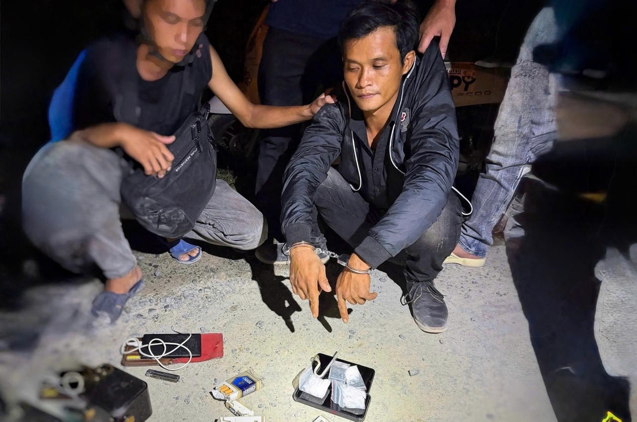 Đối tượng Nguyễn Ch&iacute; Khang c&ugrave;ng tang vật